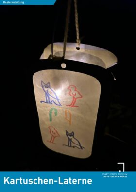 Eine Laterne in Kartuschenform mit Hieroglyphen. Unten steht in blauem Balken in weißer Schrift: Kartuschen-Laterne.