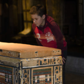 Kind im Museum