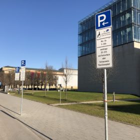 Behinderten-Parkplatz vor dem Museum