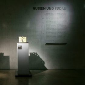 Blick auf den Wandtext und Braille-Leiste im Raum Nubien