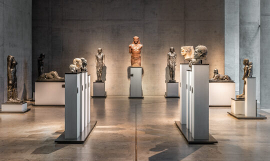 Blick in den Raum Kunst und Zeit auf die Antninoos-Gruppe