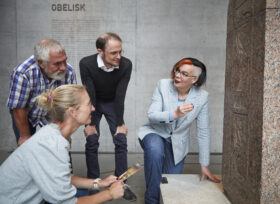 Eine Personengruppe bei einer Museumsführung
