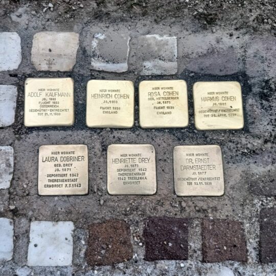 Stolpersteine auf dem Gelände des Museums