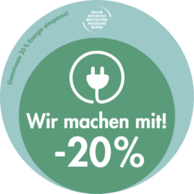 Ein runder Sticker mit einem hellgrünen und einem darin gelagerten dunkelgrünen Kreis. Im inneren Kreis ein weißer Stromstecker, darunter steht: Wir machen mit! -20%