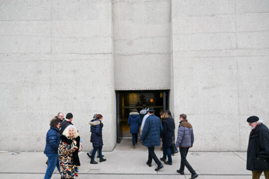 Eine Gruppe Menschen betritt das Museum durch den Haupteingang