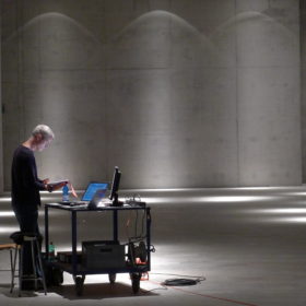 Mark Polscher komponiert im Ausstellungsraum