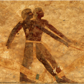 Altägyptisches Wandbild: zwei dunkelhäutige Personen stehen mit ausgestreckten Armen nebeneinander