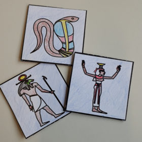 Drei altägyptische memory-Karten mit der Darstellung von Göttern und einer Schlange