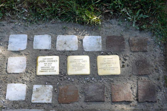 Stolpersteine im Außenbereich des Museums