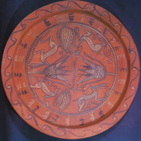 Ein rotbrauner Teller mit Hasendekoration