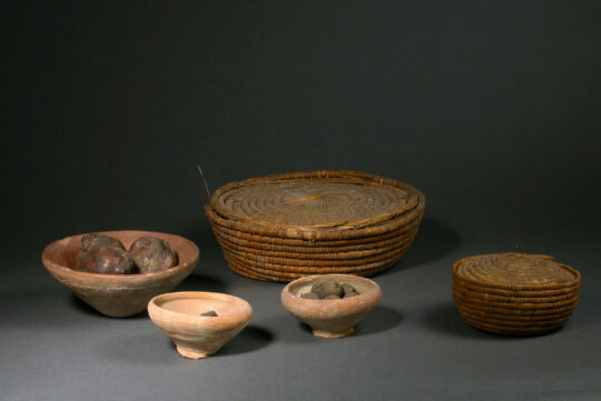 Körbe und Schüsseln mit Resten altägyptischer Nahrungsmittel