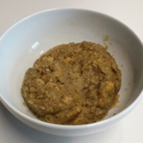 Eine weiße Schüssel, in der sich Linsenpüree befindet