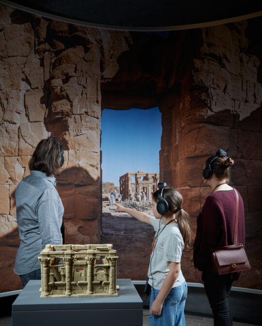 Besuchende in der Ausstellung vor einem Fotopanporama