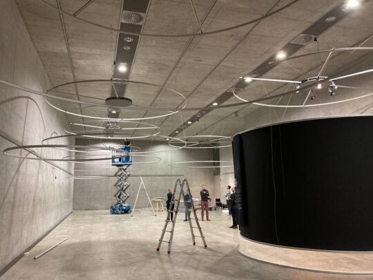 Blick in den Sonderausstellungsraum des Museums beim Aufbau der Naga-Panoramen