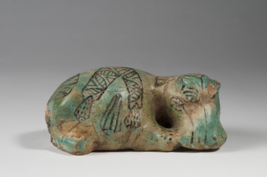 Liegendes Nilpferd aus blaugrüner Fayence