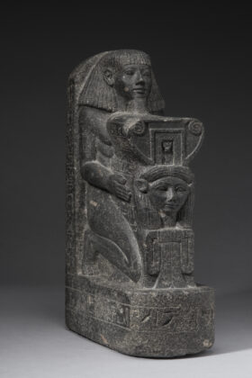 Kniefigur des Senenmut aus schwarzem Stein.