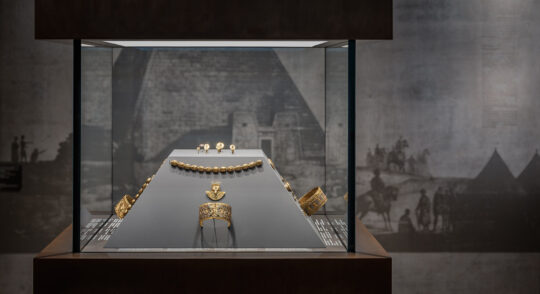 Blick auf eine Vitrine mit Objekten aus einem meroitischen Goldschatz