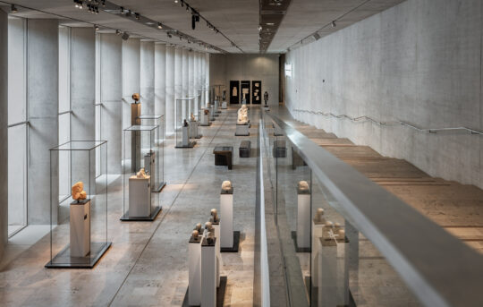 Blick von der Galerie hinunter in den Ausstellungsraum 