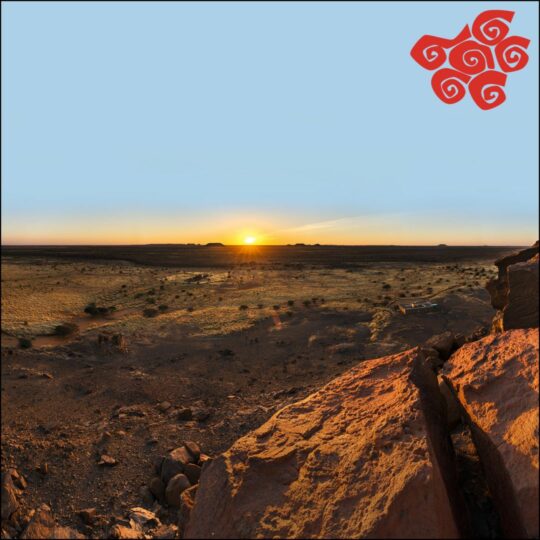 Blick vom Gebel Naga in die Steppe, am Horizont geht die Sonne auf.