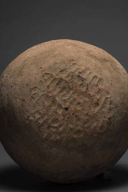 Unterseite eines Keramikgefäßes mit Handabdrücken