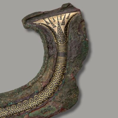 Spitze eines Krummschwertes mit goldener Lotosblüte auf der Mittelrippe