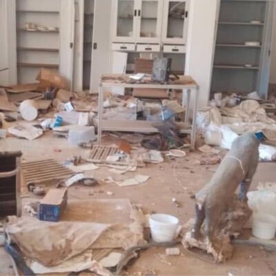 Zerstörtes Mobiliar, Objekte und Papier in einem Raum