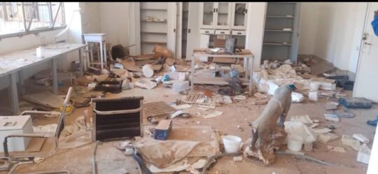 Zerstörtes Mobiliar, Objekte und Papier in einem Raum