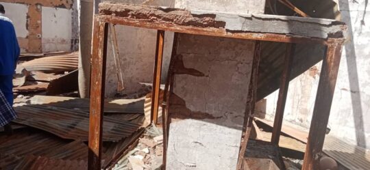 Zerstörtes Mobiliar in einem Raum