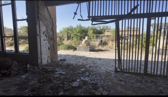 Zerstörter Museumseingang des Nationalmuseums von innen.