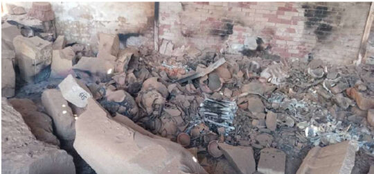 Zerstörte Keramik und Steinobjekte liegen am Boden des Museums