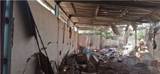 Ein zerstörter Raum voller Trümmer