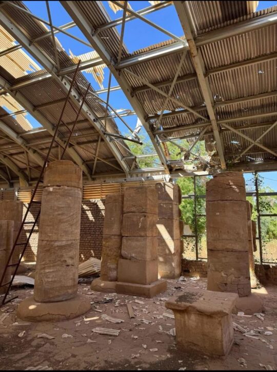 Antike Säulen stehen unter einem zerstörten Plastikdach