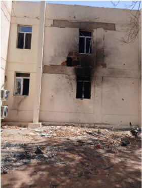 Zerstörung am Gebäude des Antikendienstes - zwei Fenster ohe Glas mit schwarzen Rauschspuren rundherum