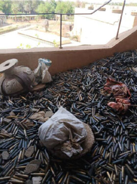 Im Museum ist der Boden bedeckt mit Patronenhülsen