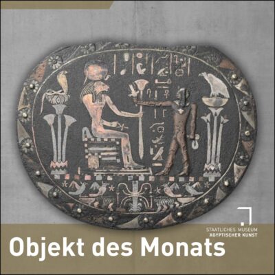 Menit des Harsiese, Relief auf einer ovalen Kupferscheibe, eine löwenköpfige Göttin sitzt vor einem stehenden nackten Jungen