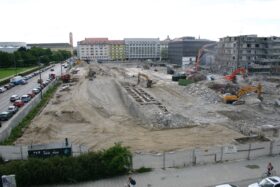 Blick über die Baustelle des Ägyptischen Museums, sichtbar sind Stahlbetonwände ehemaliger Bunkeranlagen.