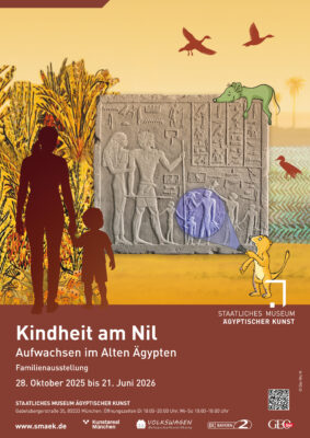 Ausstellungsplakat Kinderausstellung - Die Silhouetten einer Frau und eines Kindes stehen vor einer Nillandschaft, auf der ein altägyptisches Relief mit der Darstellung einer Familie zu sehen ist.
