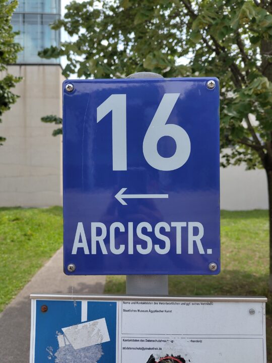 Blaues Nummernschild des Hauses Arcisstraße 16