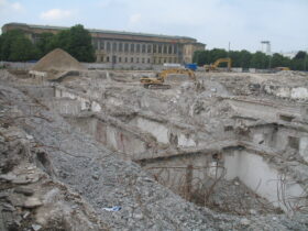 Blick über die Baustelle des Ägyptischen Museums, sichtbar sind Stahlbetonwände ehemaliger Bunkeranlagen.