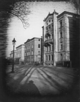 Ein Schwarzweißbild, das alte Bürgerhäuser zeigt.