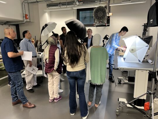 Einige Gruppe junge Menschen stehen in einem Fotoatelier.