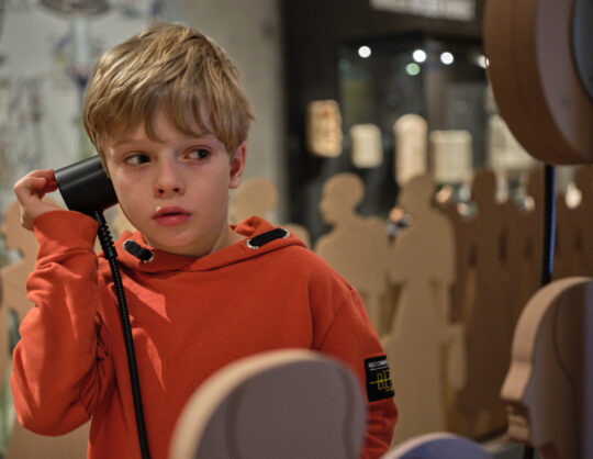 Ein Kind an einer Hörstation