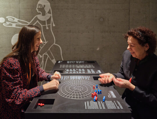 Zwei Erwachsene an einem Brettspieltisch