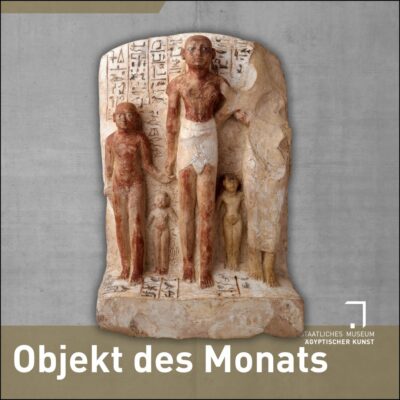 Eine altägyptische Familienstatue, darunter steht in hellgrünem Text "Objekt des Monats"
